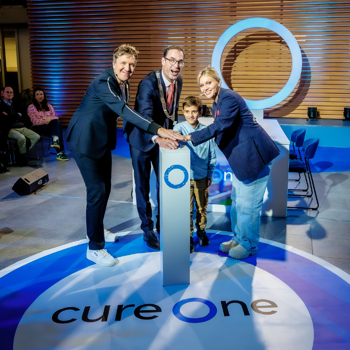 Vier mensen drukken op de knop voor de officiële opening