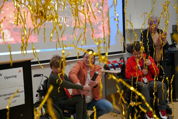 Opening kinderspiercentrum met confetti-lumc.JPG