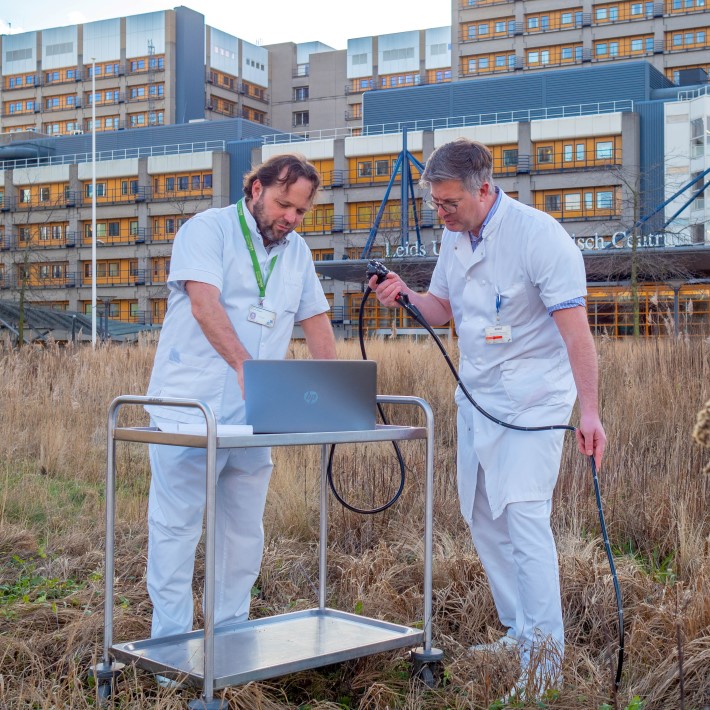 Maarten Tushuizen en Jeroen Maljaars Jeroen Maljaars en Maarten Tushuizen inspecteren de grond voor het LUMC met een endoscoop