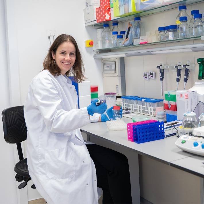 FSHD researcher dr. Jessica de Greef in the lab.