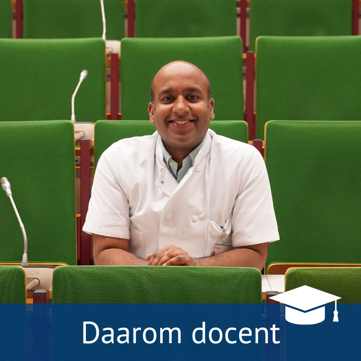Deepak Balak in een collegezaal.