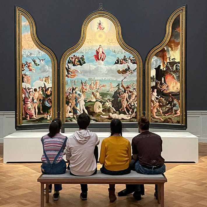 Studenten op een bankje voor een kunstwerk in een museum. Studenten op een bankje voor een kunstwerk in een museum.