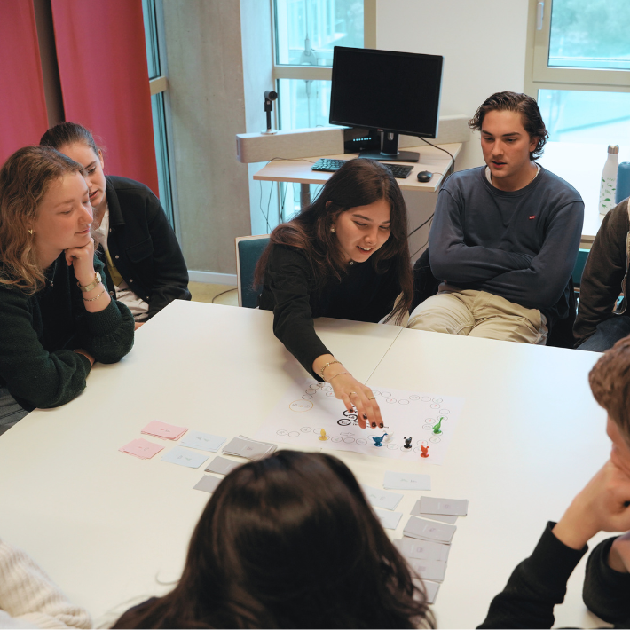 Studenten spelen een spel.