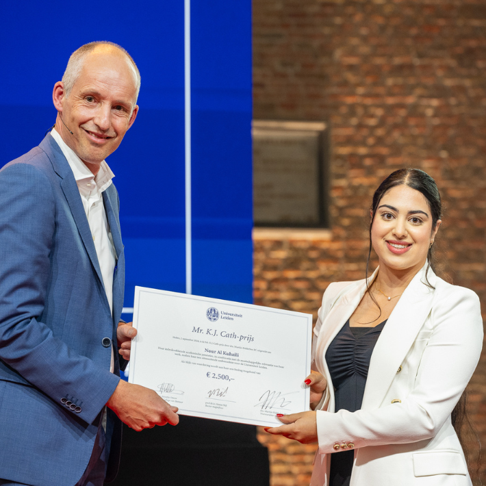 Uitreiking van prijs aan Nour Al Kuhaili.