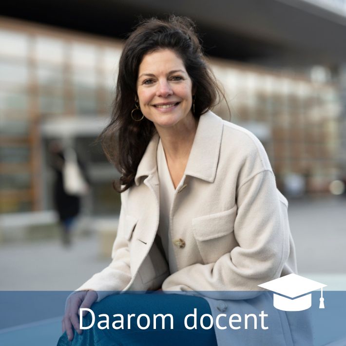 Portretfoto van Danielle Cohen met banner 'Daarom docent'.