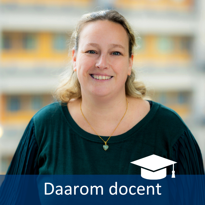 Foto van Stella Trompet met een banner met tekst 'Daarom docent' Foto van Stella Trompet met een banner met tekst 'Daarom docent'