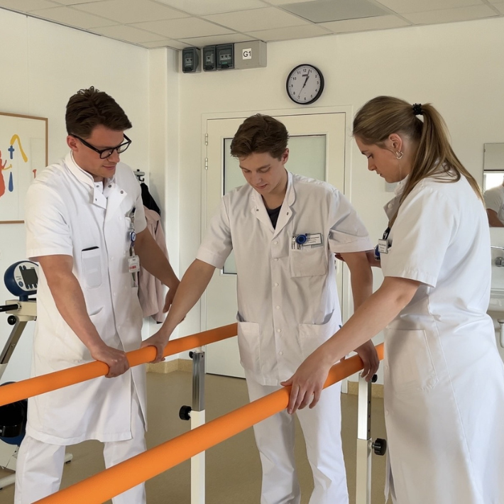 Fysiotherapeuten demonstreren een voorbeeld van fysiotherapiebehandeling in het ziekenhuis. Fysiotherapeuten demonstreren een voorbeeld van fysiotherapiebehandeling in het ziekenhuis.