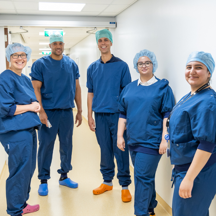 In speciale kleding tijdens het werkbezoek In speciale kleding tijdens het werkbezoek