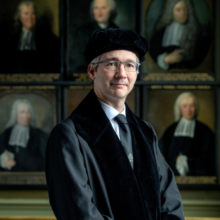 Portretfoto van Gijs Santen in toga